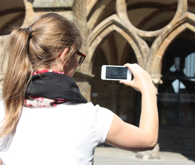 Stadtbesucherin benutzt Smartphone