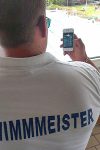 Bademeister mit Smartphone